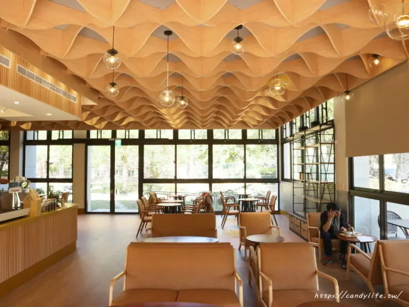 糟老頭咖啡│公益路最新結合麵包店的咖啡館！環境超美就在台中特教學校旁～