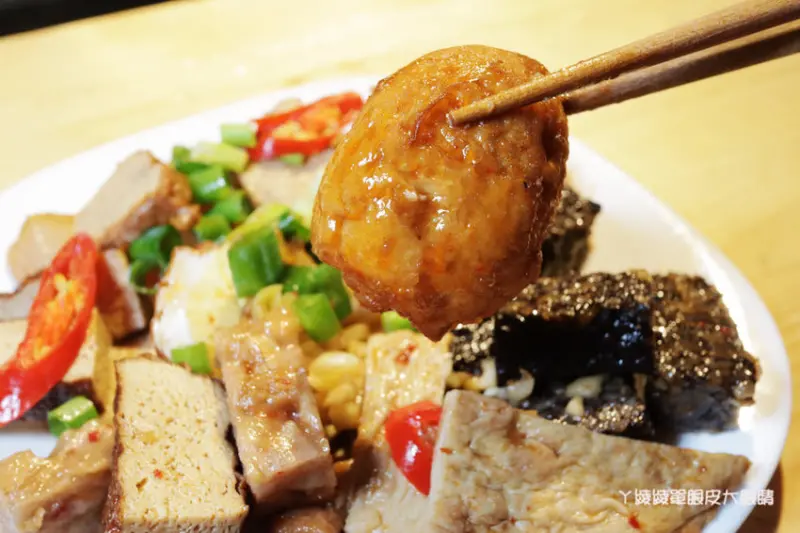 來自上海的冷滷味，必吃巨大旗津黑輪片跟炸蛋！獨門滷汁香氣逼人！新竹滷味推薦秘醬滷味- ㄚ綾綾單眼皮大眼睛