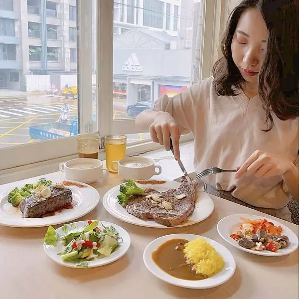學生的平價牛排館，159元就有8盎司牛排和咖哩牛肉飯吃到飽 | 【台北中正區-公館站】YumYum 好吃好吃-公館店