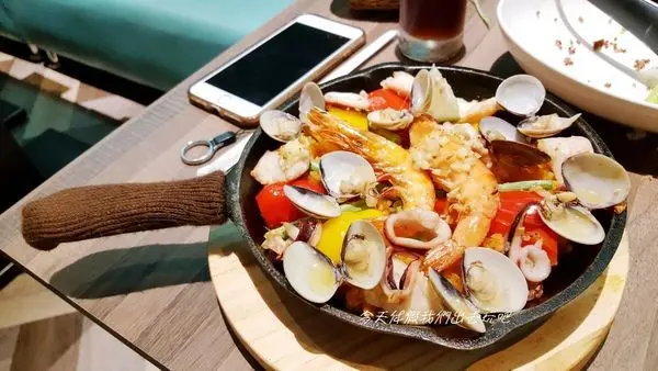 到莫凡彼咖啡館來一場義式饗宴。朋友聚餐.家庭聚會.下午茶時光