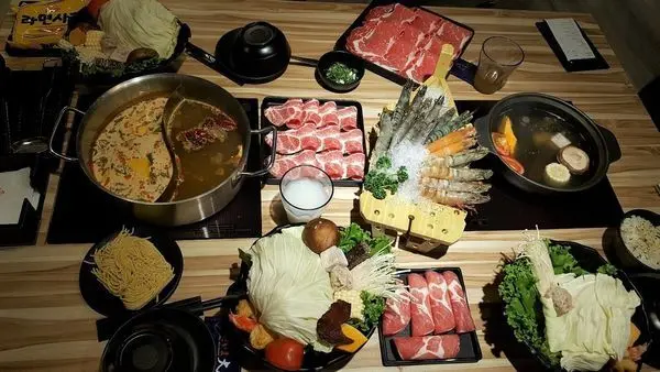 大魔大満足鍋物中科店。吃肉吃蝦都滿足/超推麻辣牛奶湯底