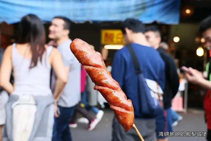 烏來老街美食『月球馬告山豬肉香腸』純正原住民口味，現烤香腸，炒山豬肉，山竹雞，宅配生香腸，烏來小吃！