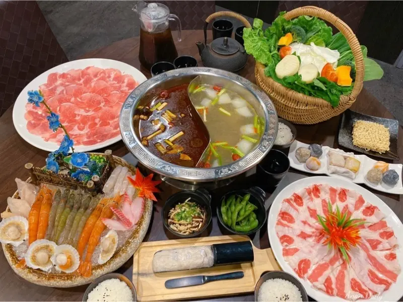 | 高雄美食 |麻辣鍋鴛鴦鍋鴨血豆腐無限續加/招牌老鴨湯頭好喝/陶公坊火鍋餐廳