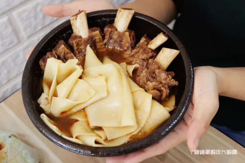 會噴汁的冰花煎餃在麵家二眷竹北店！牛肉麵一碗不到百元，每日現磨豆花免費請你吃 - ㄚ綾綾單眼皮大眼睛