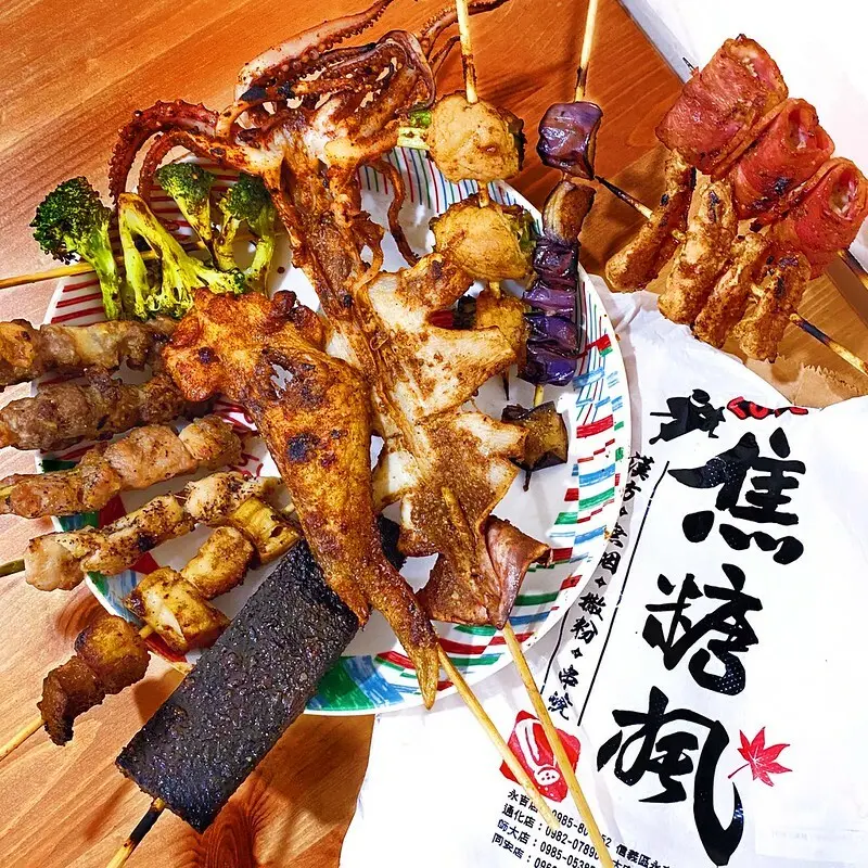 { 古亭站 }焦糖楓串燒漢方無烟撒粉  一吃就會不小心上癮的外帶店!!! 愛上這種漢方烤肉粉 x 美味串燒  現點現烤美味呈現