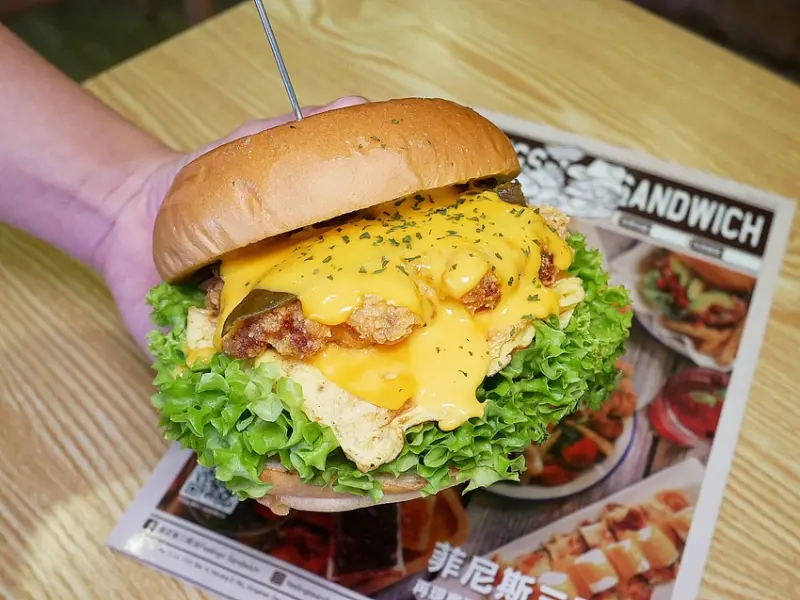 菲尼斯三明治-台北松山小巨蛋早午餐推薦，爆炸多起司醬的剝皮卡拉雞超好吃，完勝連鎖速食店的漢堡，雙薯捲餅是地瓜控就吃起來