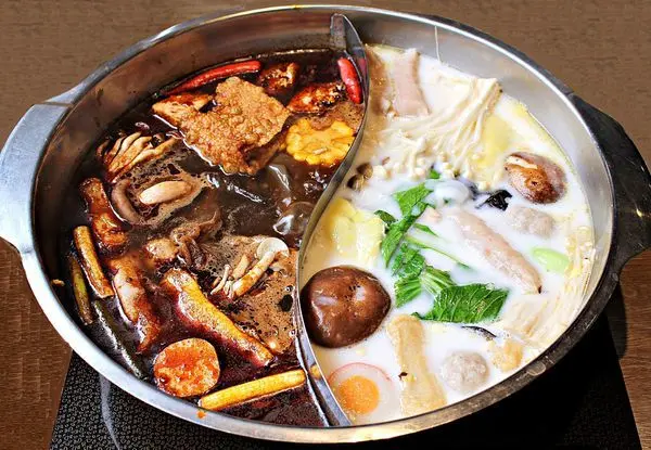 【麻六味】桃園辣火鍋推薦。 超澎派海鮮船， 還有麻辣大胃王挑戰！