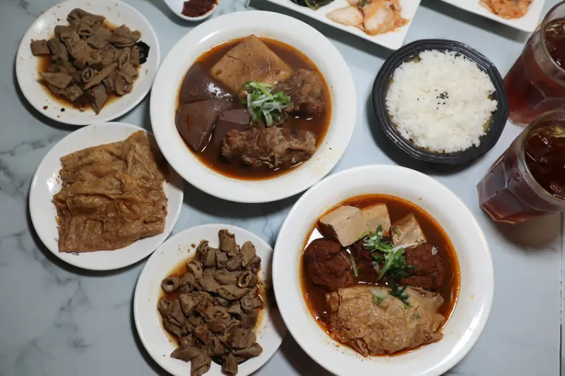(輔大美食)新莊美食-隱身在二樓鄰近輔大學區的低調平價美食,不到百元就可以點套餐吃得飽飽~麻麻號。排骨 鴨血 豆腐專賣