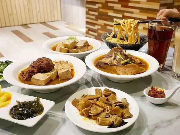麻麻號-新北新莊麻辣鴨血臭豆腐推薦，價格親民、套餐副食超豐盛，大推完勝台X江的三寶煲，吃過保證回不去