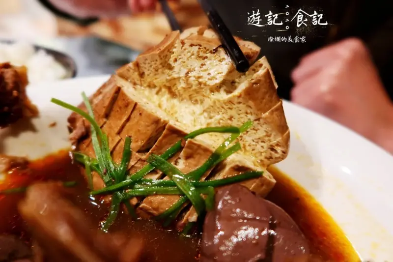 CP值超標!│輔大美食不藏私大公開!!│麻麻號X排骨鴨血豆腐專賣│豬龍骨│川丸子│鴨血│臭豆腐│大紅袍花椒醬│噓!這是小倆口秘密約會好所在!