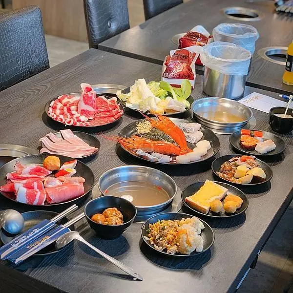 熟食、壽司、甜點多到光吃自助吧就會飽！西門高CP值火鍋吃到飽 | 【台北市萬華區-西門站】新千葉火鍋-西門尊爵館