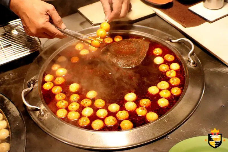 台南魚蛋／只有夜市吃得到／在地飄香10多年／十多種中藥材滷包／麻辣藥膳湯汁