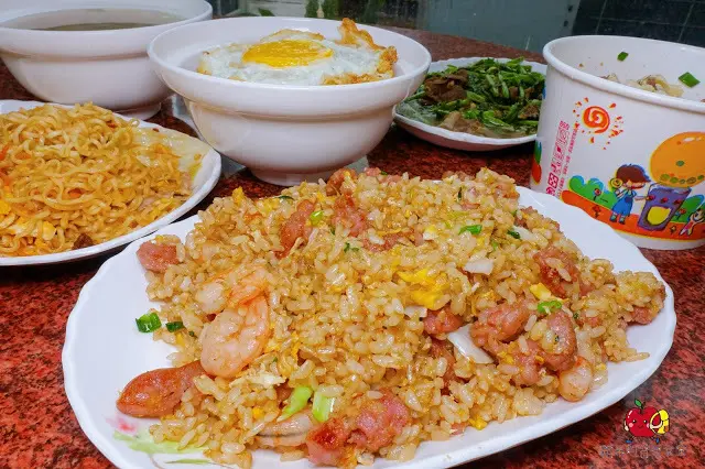 [食記] 新竹竹北-竹山意麵(竹北) 爆漿滷肉飯 蛋汁加上肥瘦參半的滷肉 口水直流 沙茶空心菜炒牛肉滋味一絕 羊肉拉麵大塊羊肉帶筋Q軟有口感 