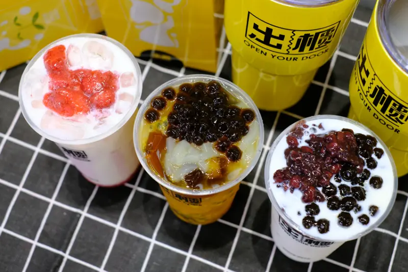 草莓控注意！出櫃的草莓芝士厚奶蓋有完整草莓顆粒，加上起司根本完美結合～紅荳子珍珠鮮奶也好對味喔！