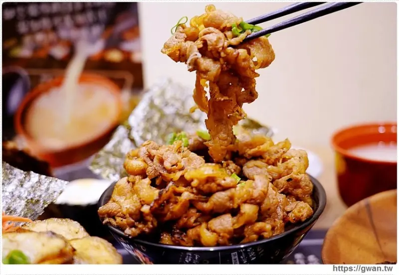 台中平價燒肉丼，120元就能吃到安格斯黑牛，內用雞白湯與冷飲無限享用！
