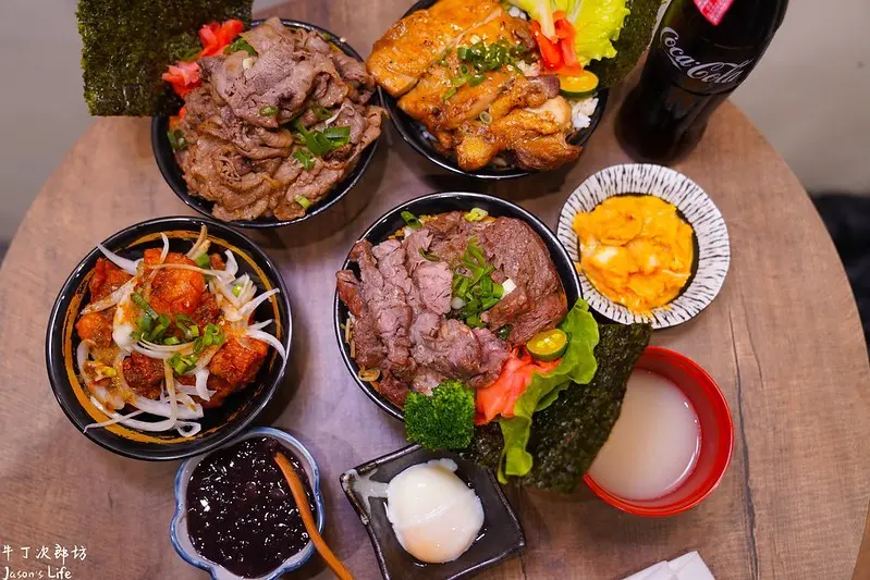 【台中北屯｜美食】牛丁次郎坊(北屯支店)。北平路美食推薦，高CP值，百元就可嚐安格斯肉山丼，雞白湯和飲料還是無限暢飲