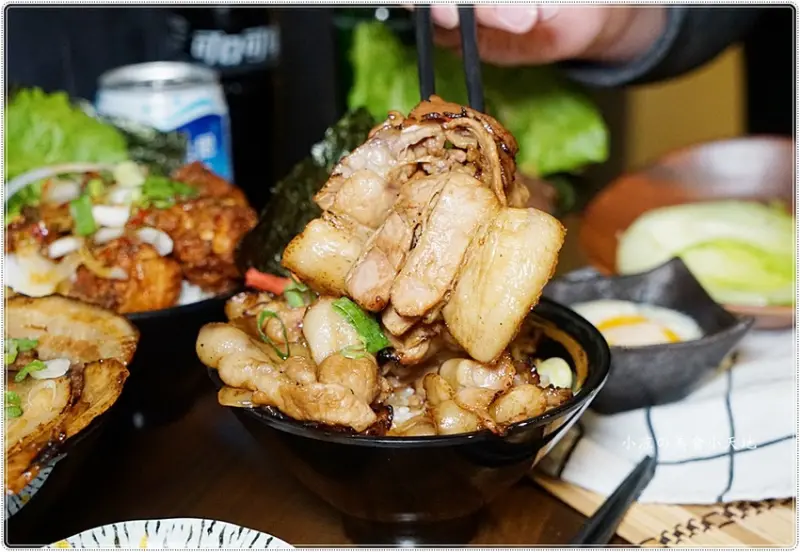 台中丼飯推薦║牛丁次郎坊崇德店，大口吃肉爽度破表，份量滿滿超划算，雞湯、飲料喝到飽(宵夜時間也吃的到喔!)