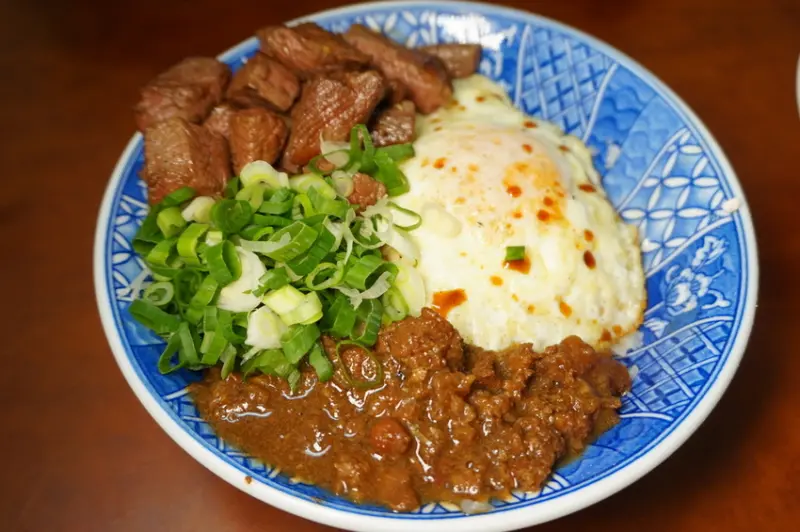 [高雄美食] 創意牛肉燥飯x比目魚滷肉超狂宵夜- 旻哥古早味/ 高雄肉燥飯推薦/ 高雄小吃推薦/ 高雄必吃美食