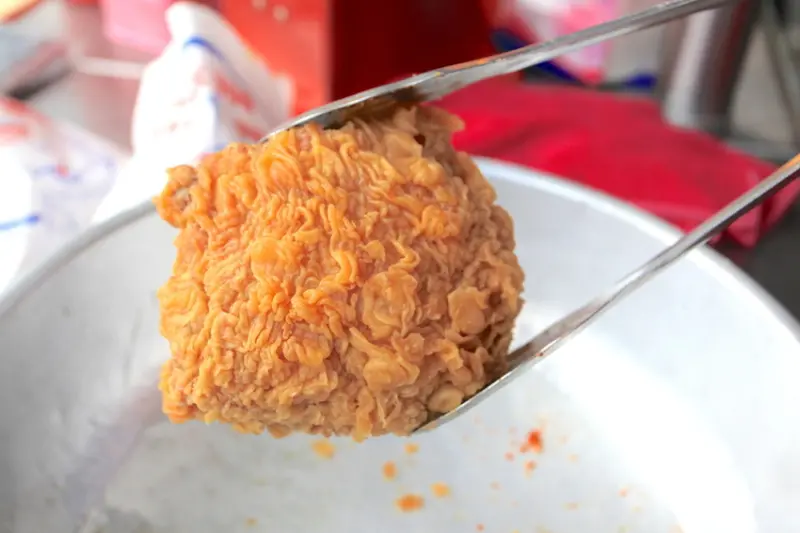 吃。高雄|岡山區。隱藏在文賢市場裡，岡山排隊名店，麵衣酥脆肉質鮮嫩多汁的滋味，值得樂天小高推薦給您品嚐「領鮮湯翅-岡山總店」。