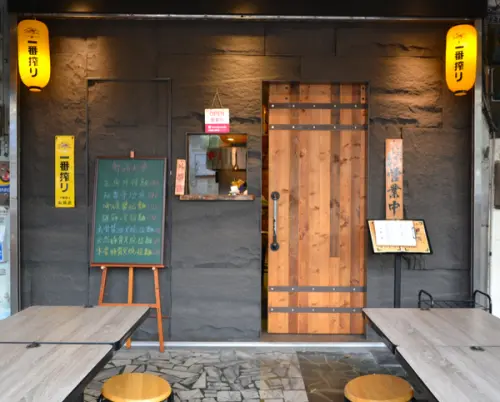 基隆懷舊餐廳推薦！《七年級仁愛店》 生食巨無霸生蠔、柚香午仔魚、魚骨醬油拉麵新鮮上桌！