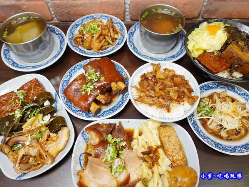 桃園中壢美食/龍岡忠貞市場【萬家老街豬腳龍岡店】年菜訂購推薦/滷豬腳 滷蹄膀 東坡肉美食/梅干扣肉飯/芋頭排骨湯/萬巒豬腳禮盒。吃豬腳添福壽、呷腿庫補財庫!2020潤四月#買豬腳麵線幫父母添福壽。入口