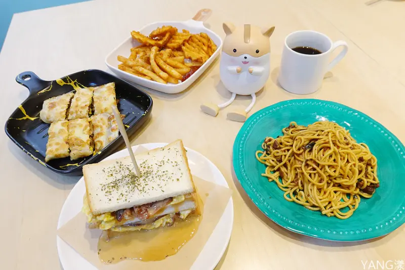 【新北新莊】初點早餐，新莊人氣早餐店，30多種口味蛋餅真難抉擇，還有咖啡紅茶無限暢飲