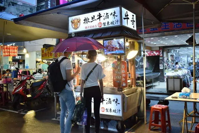 饒河夜市美食推薦。牛哥 撒旦牛滷味。每日滷程不超過6小時，牛筋、牛肚、牛腱，簡單的牛三寶入味就能擄獲人心