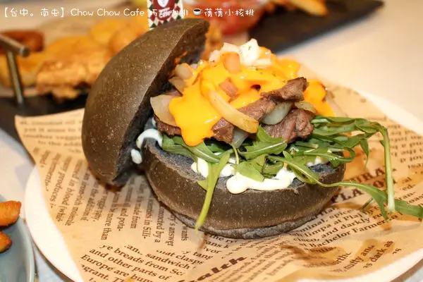 【台中南屯區/西區早午餐】Chow Chow Cafe 巧巧咖啡。有著純白清新色調的巧巧咖啡，是逛累了文心森林公園，坐下來享受⎢單品咖啡⎥輕食早午餐⎢下午茶，度過一個悠閒時刻的輕食咖啡廳。