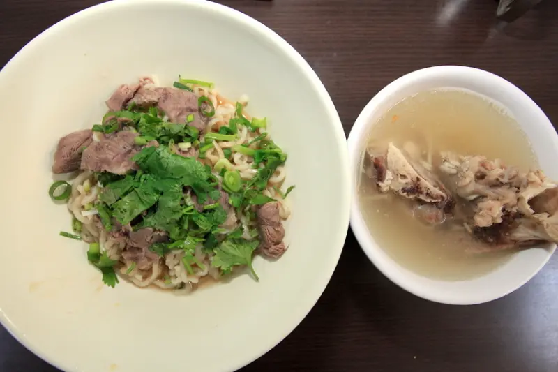 吃。高雄|岡山區。隱藏在文賢市場裡，原本台南知名の（小馬家正宗蘭州拉麵）遷移至岡山區繼續營業，拉麵麵條口感值得推薦給您「載家蘭州拉麵」。