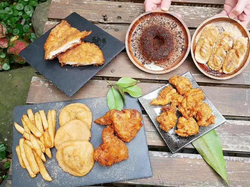 轉雞炸物專賣店-林口龜山雞排推薦，快來看帥哥賣雞排，鹹食味道棒甜食也令人眼睛為之一亮，甜甜圈完勝Donut，晚上來消費抽扭蛋，最大獎全單免費!