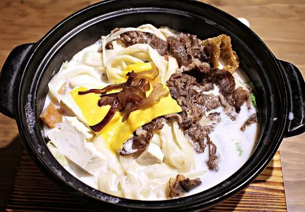 【四爺麻辣食堂。淡水店】香濃起司雪花牛肉牛奶鍋。新疆麻辣骰子羊肉鍋