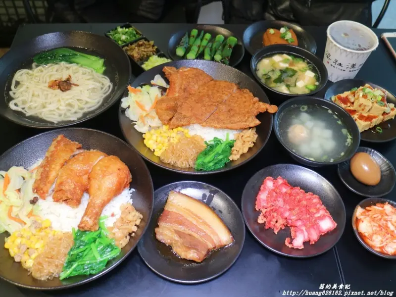 【新北蘆洲區】蘆洲精製便當『梁社漢排骨-蘆洲長榮店』排骨飽滿厚實 雞腿雖脆多汁/LINE PAY自助點餐