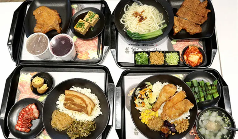 「新北/蘆洲美食」【梁社漢排骨蘆洲店】最簡單的料理，最大的滿足！ #環境時尚優雅 #兩岸十大名廚金牌 #古早味便當 #外食族機推 #排骨厚實多汁 #雞腿皮酥肉嫩