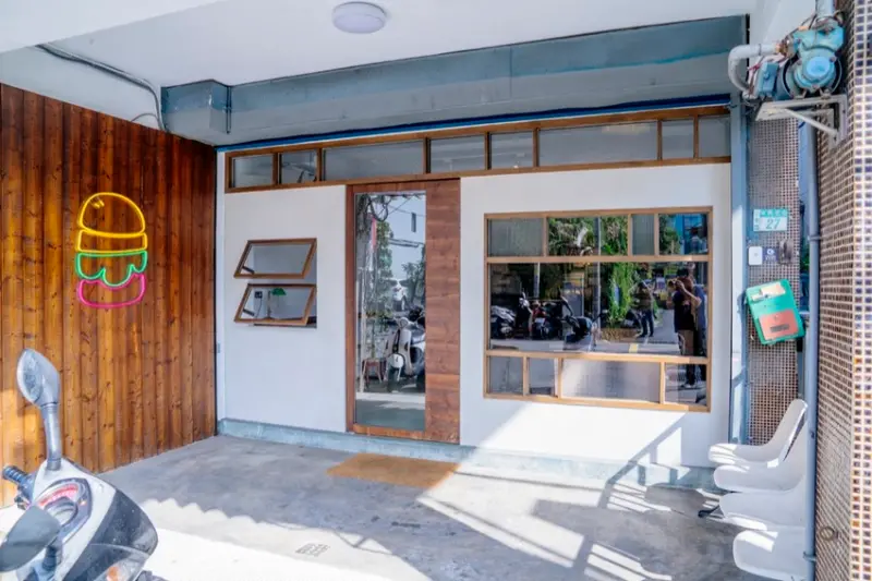 三重甜點 旺茶福＆吃甜。時 ｜二樓甜食工作室香氣四溢，溫暖舒服空間！下回來吃漢堡～ · 算命的說我很愛吃