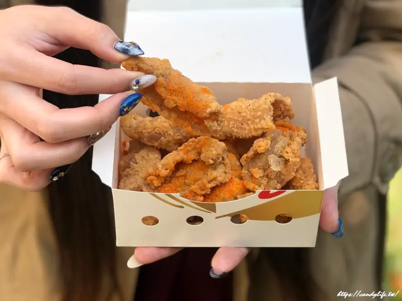 台灣肯德基也吃的到炸雞皮啦！台中只有這間有賣，每日限量，開賣不到一小時就賣完！