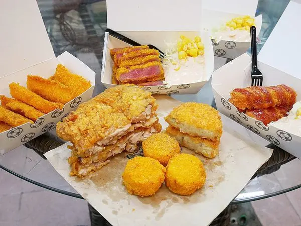 球客道 - 台中逢甲新興小吃，運動風裝潢遠遠就能看到，澳洲菲力牛和3S等級干貝在夜市也吃得到