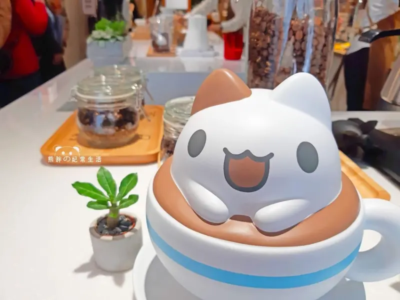 【台中西區】奶泡貓咖啡│立體奶泡貓甜點│咖波迷朝聖熱點│可愛的奶泡貓......