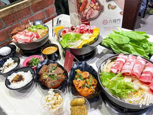 (新北中和區)六扇門時尚湯鍋-新北莒光店 新北中和火鍋推薦 140元起平價鍋物 百元小火鍋霸主 飲料古早味豬油拌飯咖啡冰淇淋自助吃到飽 高cp值推薦