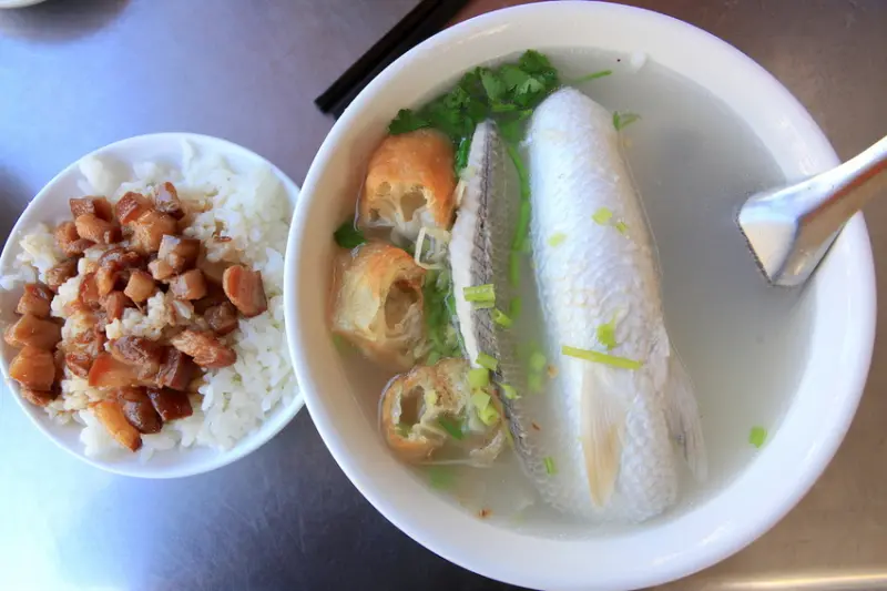 吃。台南|南區|  府城特色小吃，網路分享文章數量很少（隱藏版）專賣肉燥飯、虱目魚料理及飯桌料理，整體口感美味CP值很高「炎坤肉燥飯」。