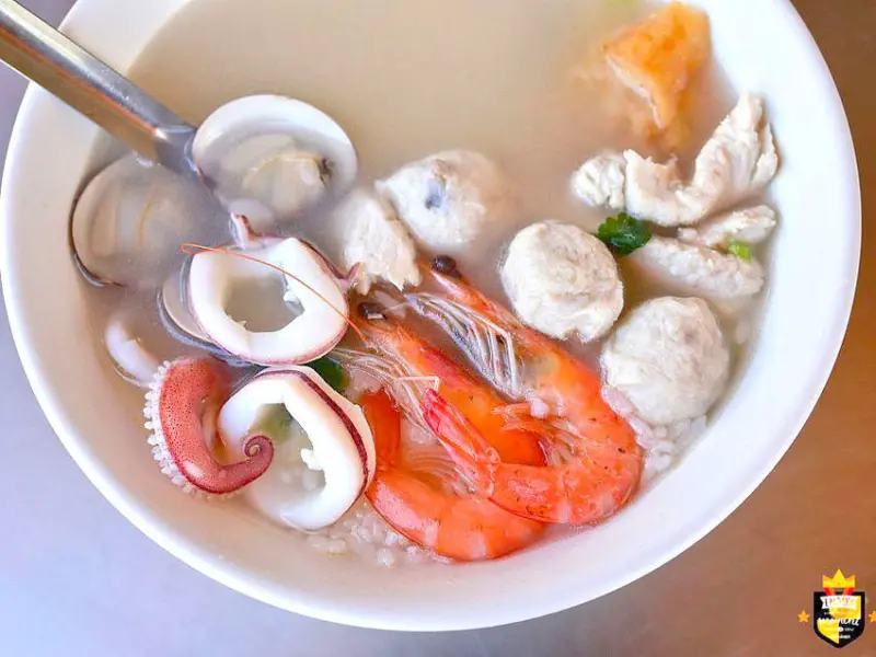 台南海產粥／36年老店／料多實在價格親民／100元吃飽吃滿還有找／老顧客一週吃5次／在地人的早午餐就愛這一味