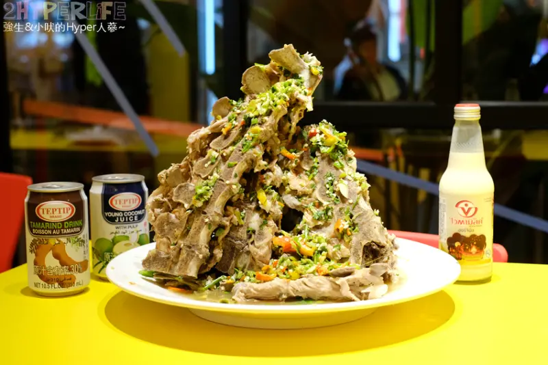 泰國夜市平價美食在逢甲夜市也吃的到啦！泰辛火山排骨酸酸辣辣好滋味～就在逢甲歡樂星裡喔!