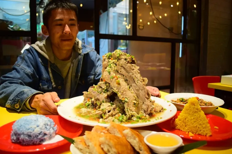逢甲美食_泰辛火山排骨│台中逢甲歡樂星美食推薦，堆得跟小山一樣高的排骨，啃起來超過癮！ - 愛伊特candy的分享樂園