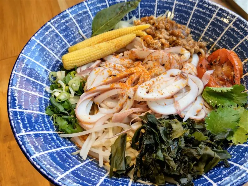 麵BAR｜五星級飯店私廚研發創意麵食料理！雞骨和大量蔬菜熬製的金黃色湯底！保證用平民價格享受高級料理配上特色調飲！台中市區美食推薦、台中市區餐廳推薦