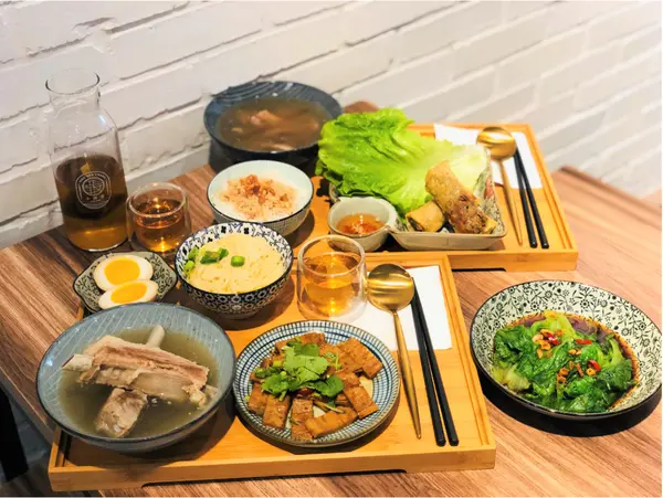 【台北美食】小誇張肉骨茶專賣店 x 地道的滋味，小誇張這味、來碗肉骨茶，暖心又暖胃!!!║大安區肉骨茶推薦、台北美食推薦