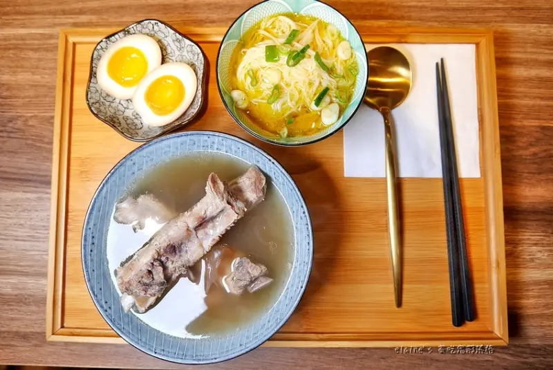 吃。台北大安《小誇張肉骨茶專賣店》新加坡風味肉骨茶，濃郁胡椒味溫潤好喝讓你暖上心頭。大安區肉骨茶推薦