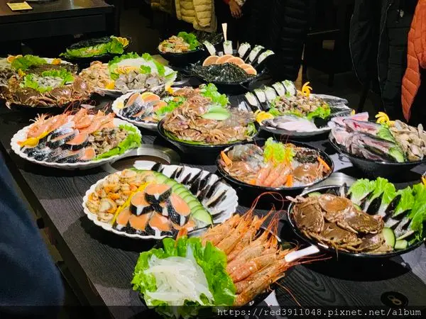火鍋推薦~"千葉火鍋三重集賢尊爵店"2020新菜色登場,超過十種以上霸氣海鮮拼盤任君挑選,自助式吃到飽春酒尾牙聚餐首選