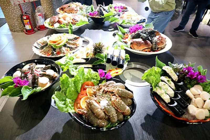 三重美食｜三重吃到飽美食推薦｜千葉火鍋三重尊爵店｜399起吃到飽｜還有單點新鮮海鮮，驚艷登場，激推霸王蟹蟹（漢堡蟹），生食級干貝&鮭魚頭！