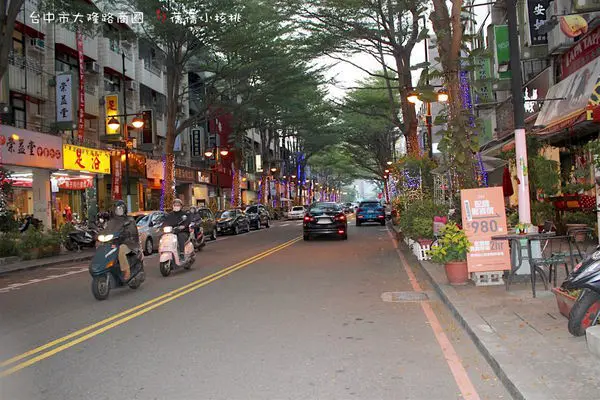 【台中市大隆路商圈】漫步在有著濃濃異國風味的複合式商店街，在享受美食和逛街之餘，累了就坐在有歐式花園風的露天咖啡座，盡情的享受悠閒的氛圍！