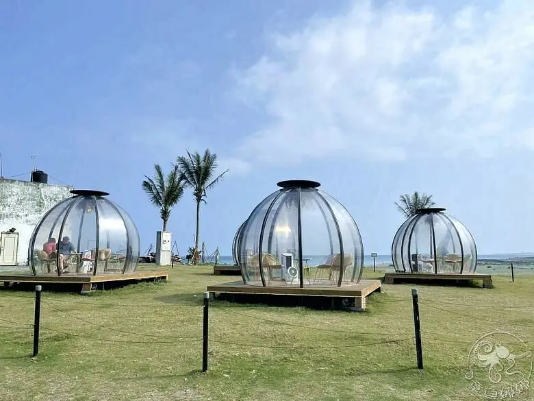 花蓮秀林親子景點【崇德瑩農場】入場$50元可折抵使用，超吸睛球型海景泡泡屋喝咖啡，漸層藍海很浪漫！大草皮隨你奔跑，體驗飛行傘、狂野沙灘車，集結很多可愛小動物等你來餵食！另有露營車與露營場地。