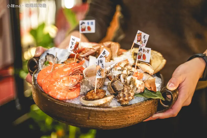 安東建一水產 ▏超澎派的海鮮手抓拼盤給你滿滿der鮮甜海味 海鮮控錯過絕對懊惱！。點海鮮拼盤還有隱藏版握壽司撒密斯送你吃。捷運忠孝復興站
